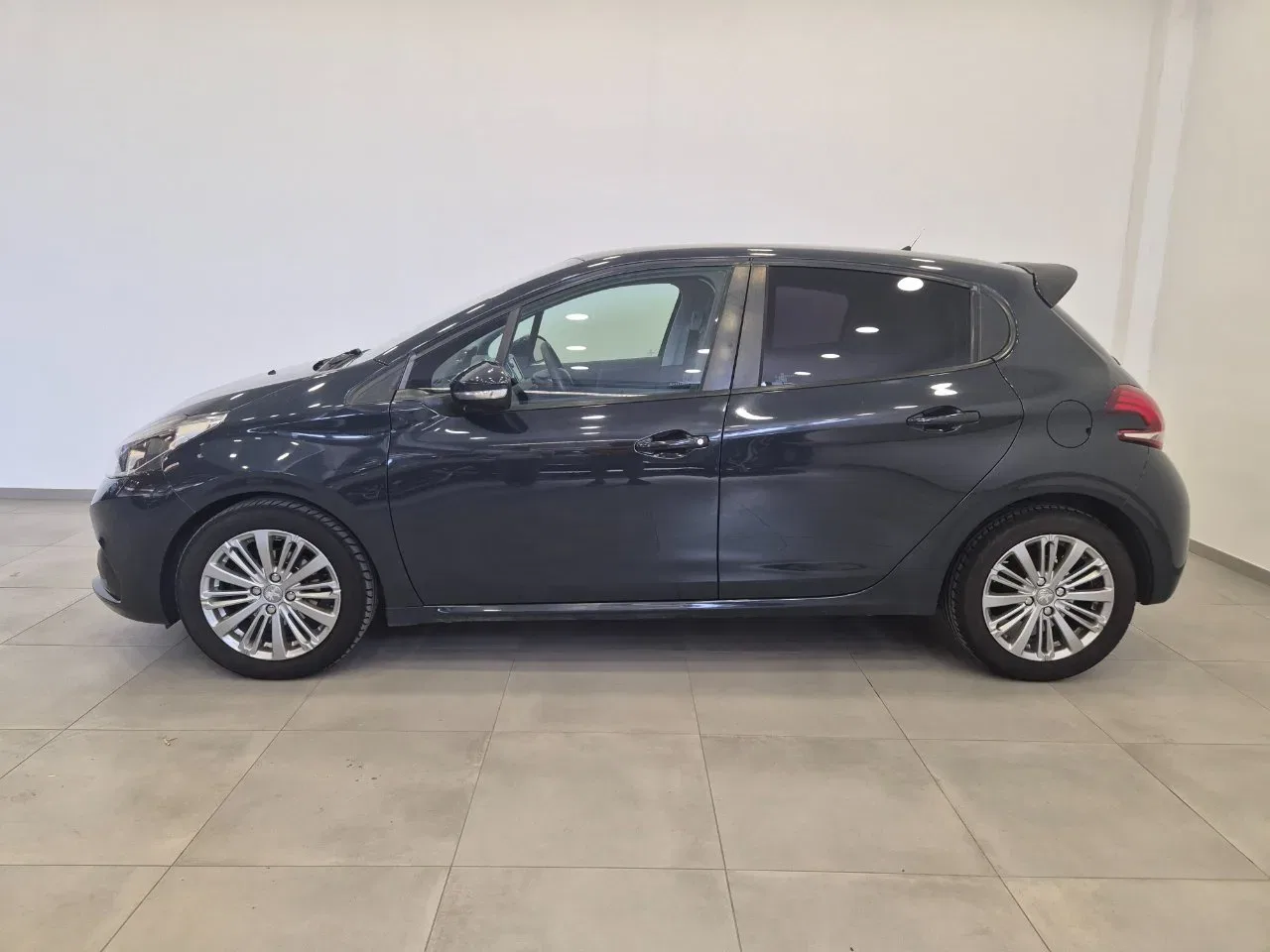 Peugeot 208 5p 1.2 puretech Active gpl 82cv - UNIPROPRIETARIO - NEOPATENTATI - Sens. park. - Cruise/Lim foto 3