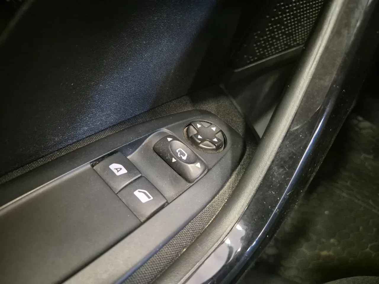 Peugeot 208 5p 1.2 puretech Active gpl 82cv - UNIPROPRIETARIO - NEOPATENTATI - Sens. park. - Cruise/Lim foto 30