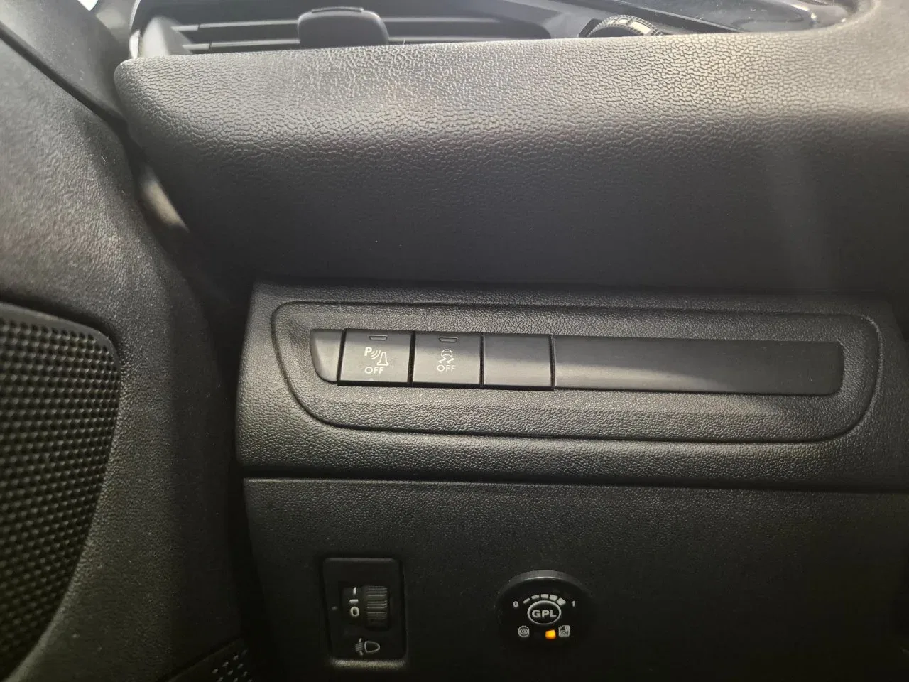 Peugeot 208 5p 1.2 puretech Active gpl 82cv - UNIPROPRIETARIO - NEOPATENTATI - Sens. park. - Cruise/Lim foto 31