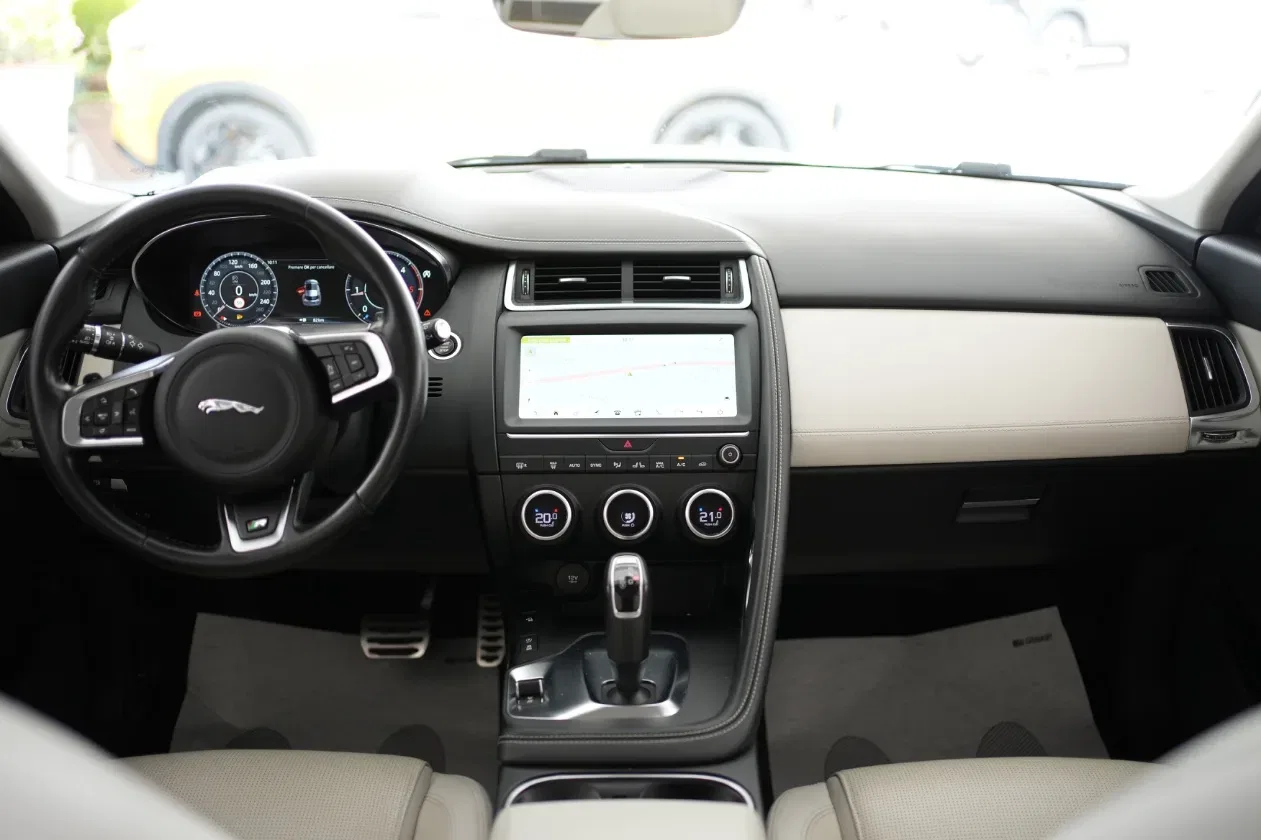 Jaguar E-Pace 2.0D 180 CV AWD R-Dynamic SE foto 12