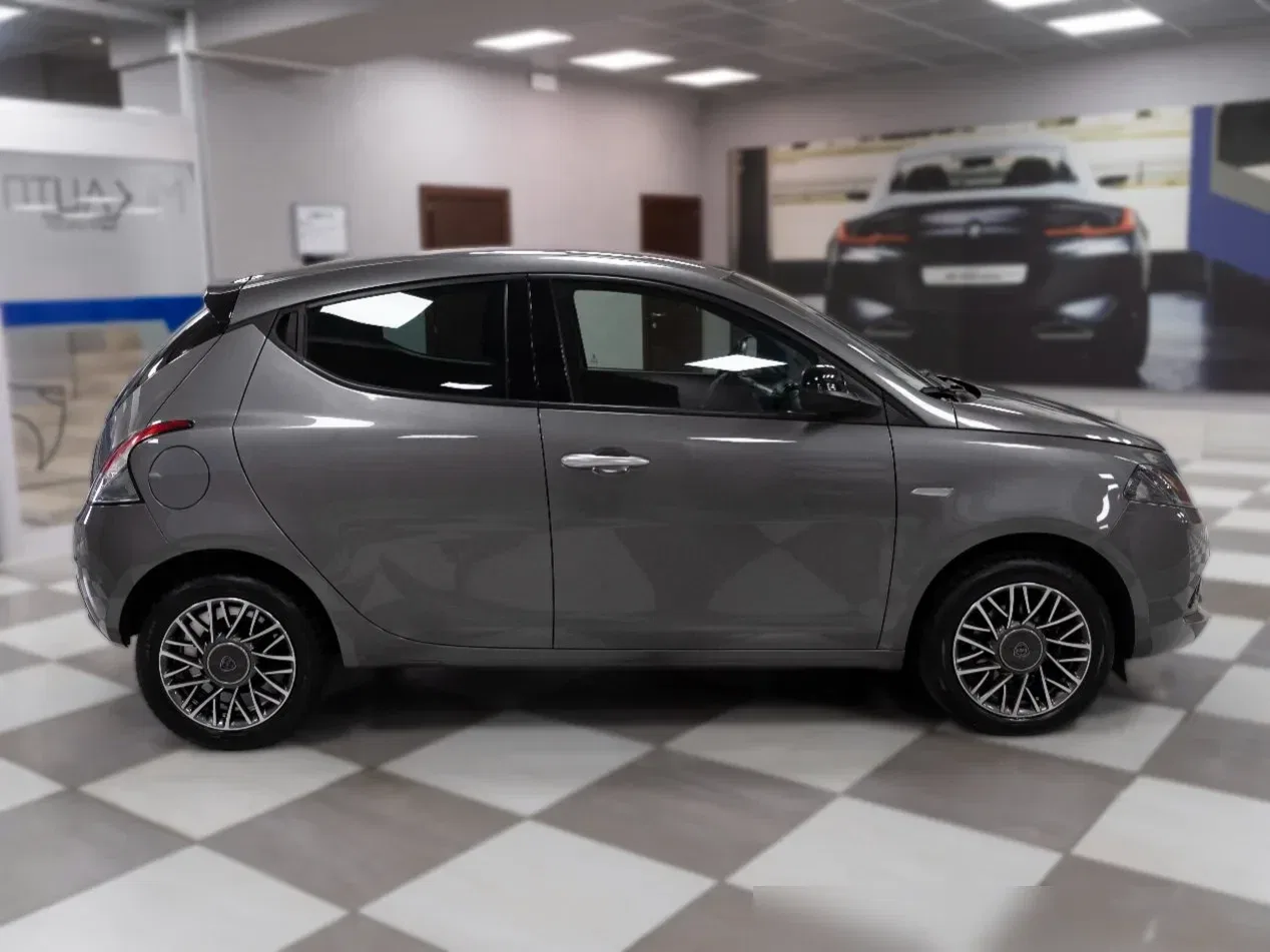 Lancia Ypsilon 1.0 Firefly Hybrid Gold Plus 70CV 5 Porte foto 6