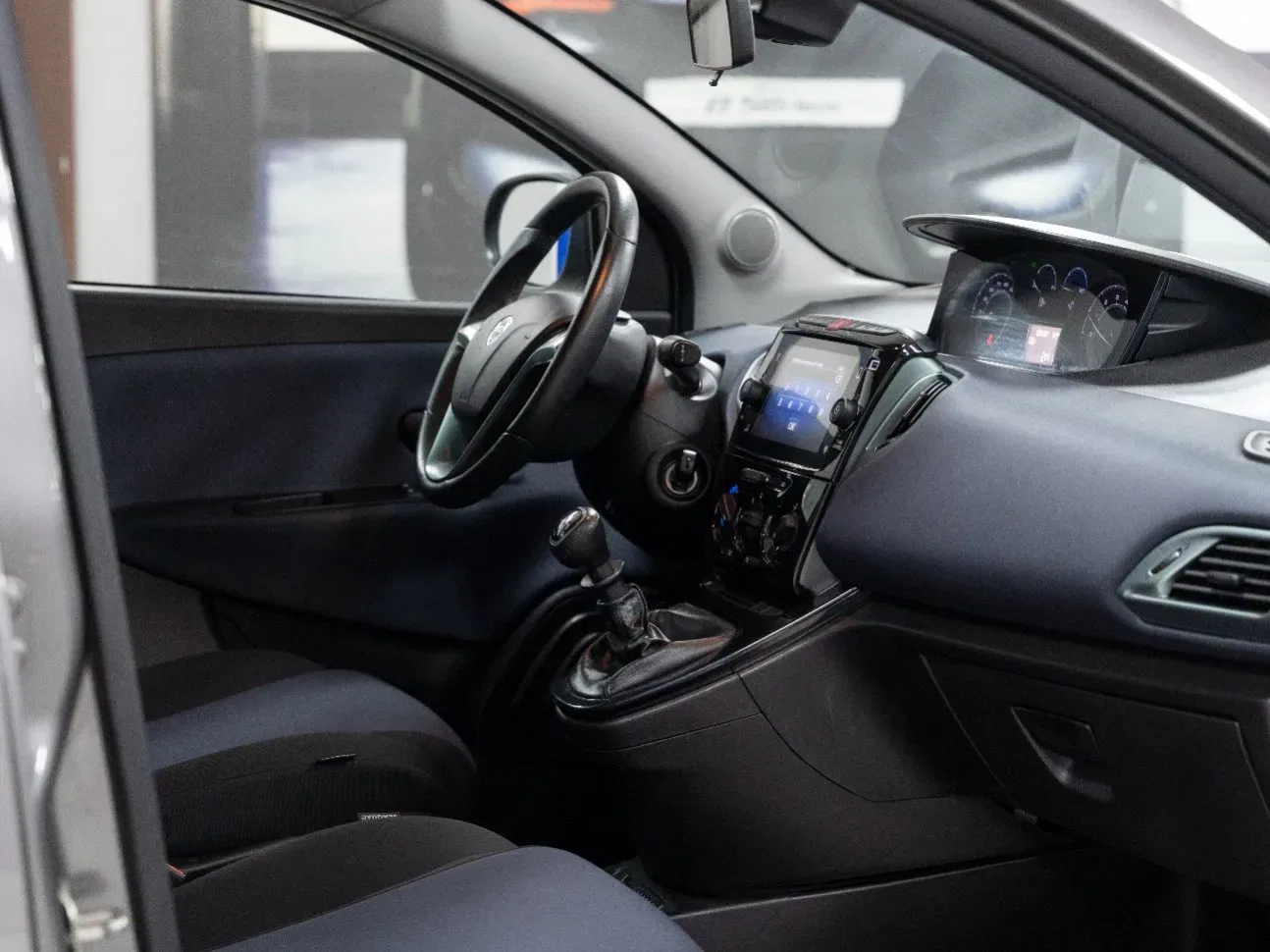 Lancia Ypsilon 1.0 Firefly Hybrid Gold Plus 70CV 5 Porte foto 17