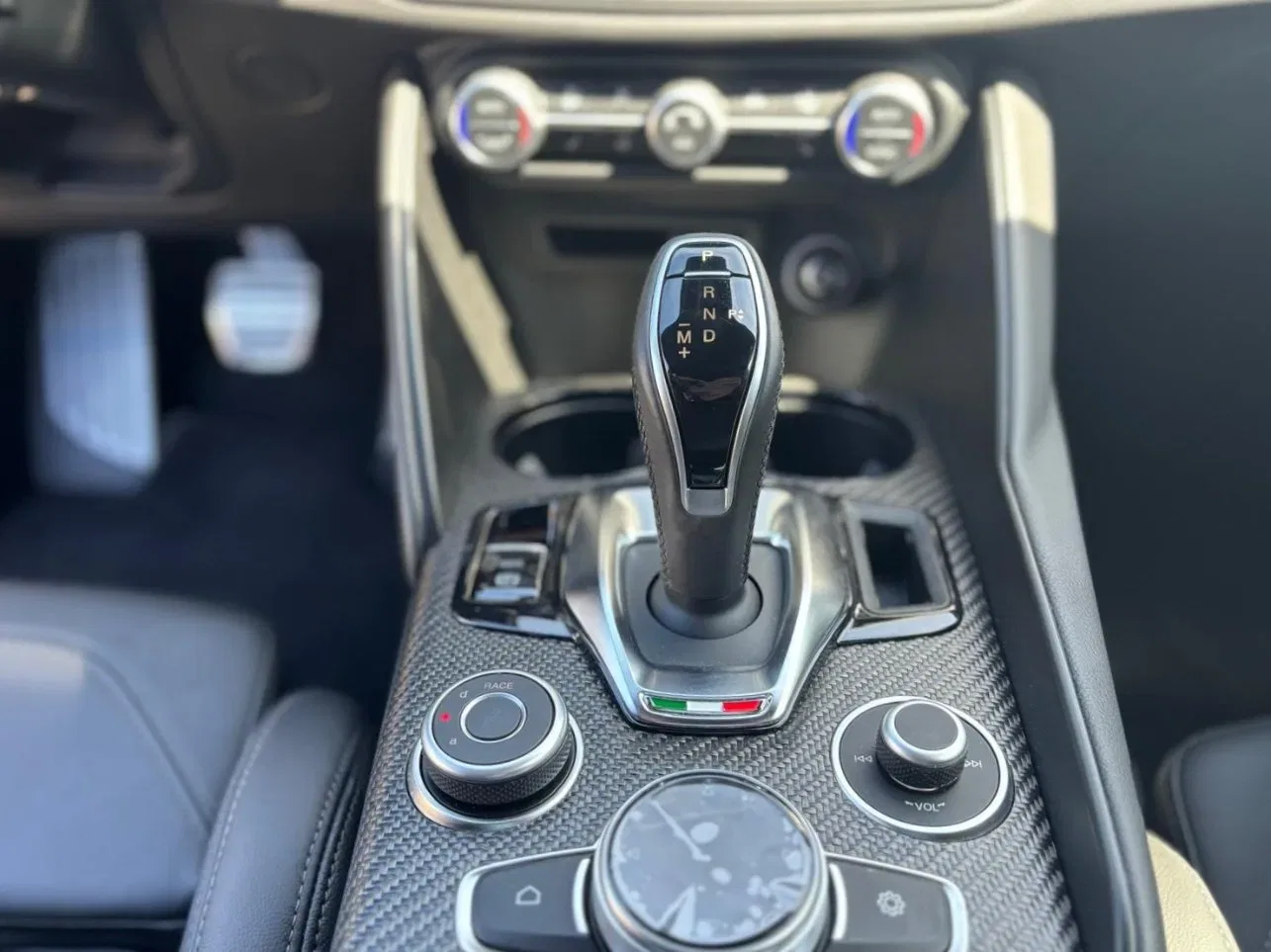 Alfa Romeo Giulia 2.9 V6 Quadrifoglio 520cv auto foto 17