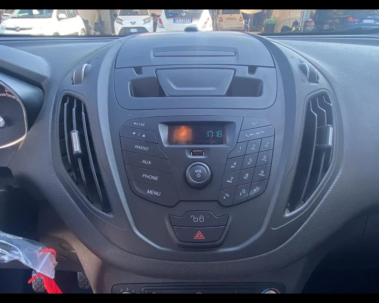 Ford Tourneo Courier 1.5 TDCI 75 CV Titanium foto 14