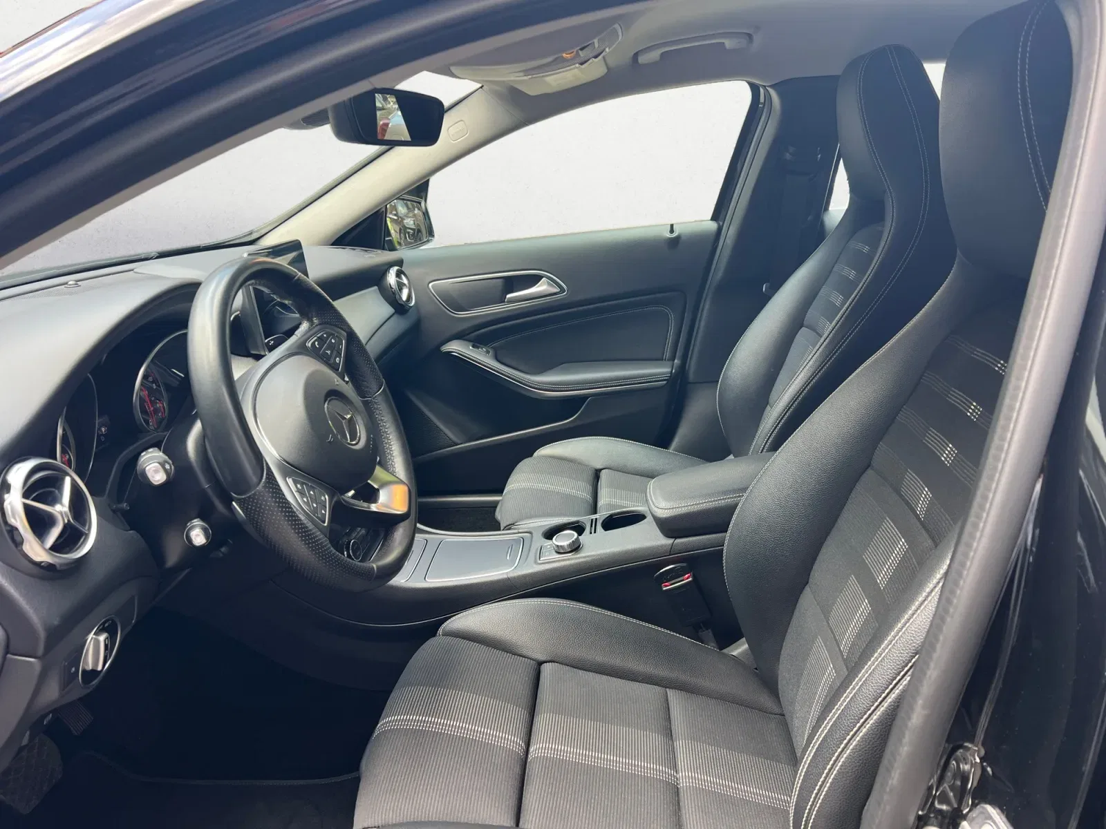 Mercedes GLA 180 Premium auto KM 30.300 foto 8