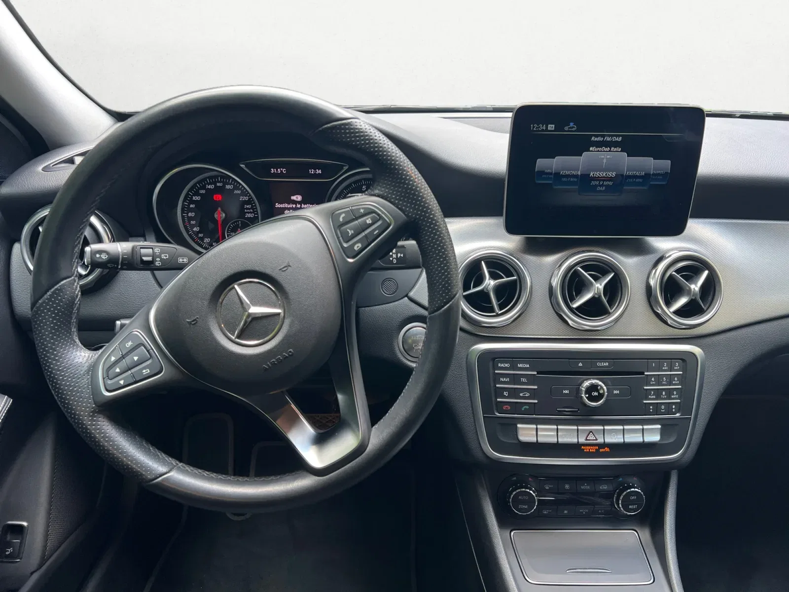 Mercedes GLA 180 Premium auto KM 30.300 foto 9