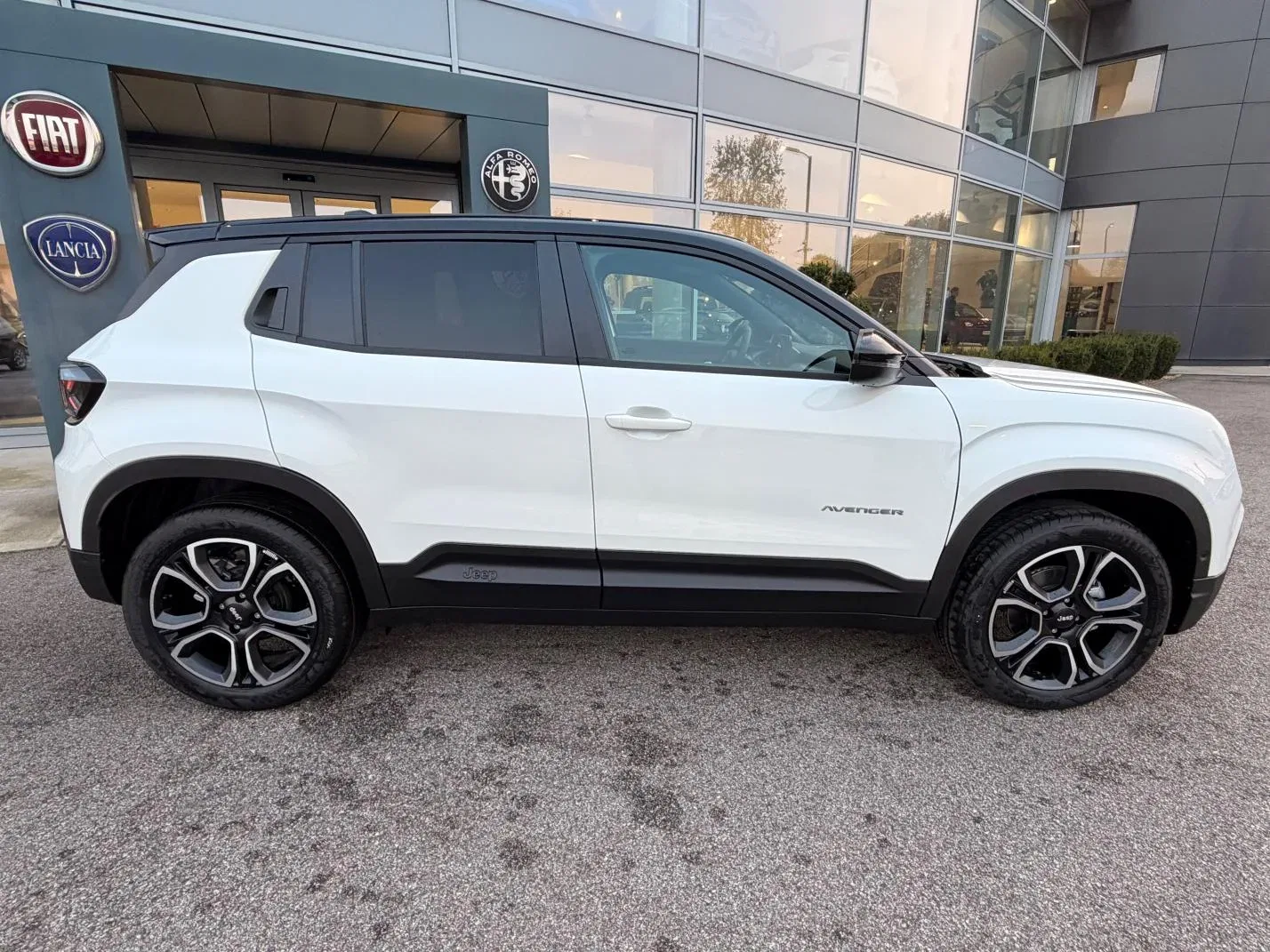 Jeep Avenger 1.2 turbo Summit fwd 100cv Bi-Color Km.Zero Nazionale foto 5