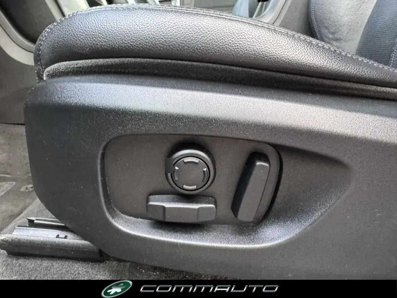Land Rover Discovery Sport 2.0 TD4 180 CV AWD Auto HSE foto 13