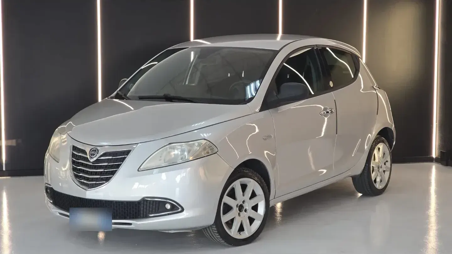 Lancia Ypsilon 1.2 69 CV 5p. GPL Ecochic Silver