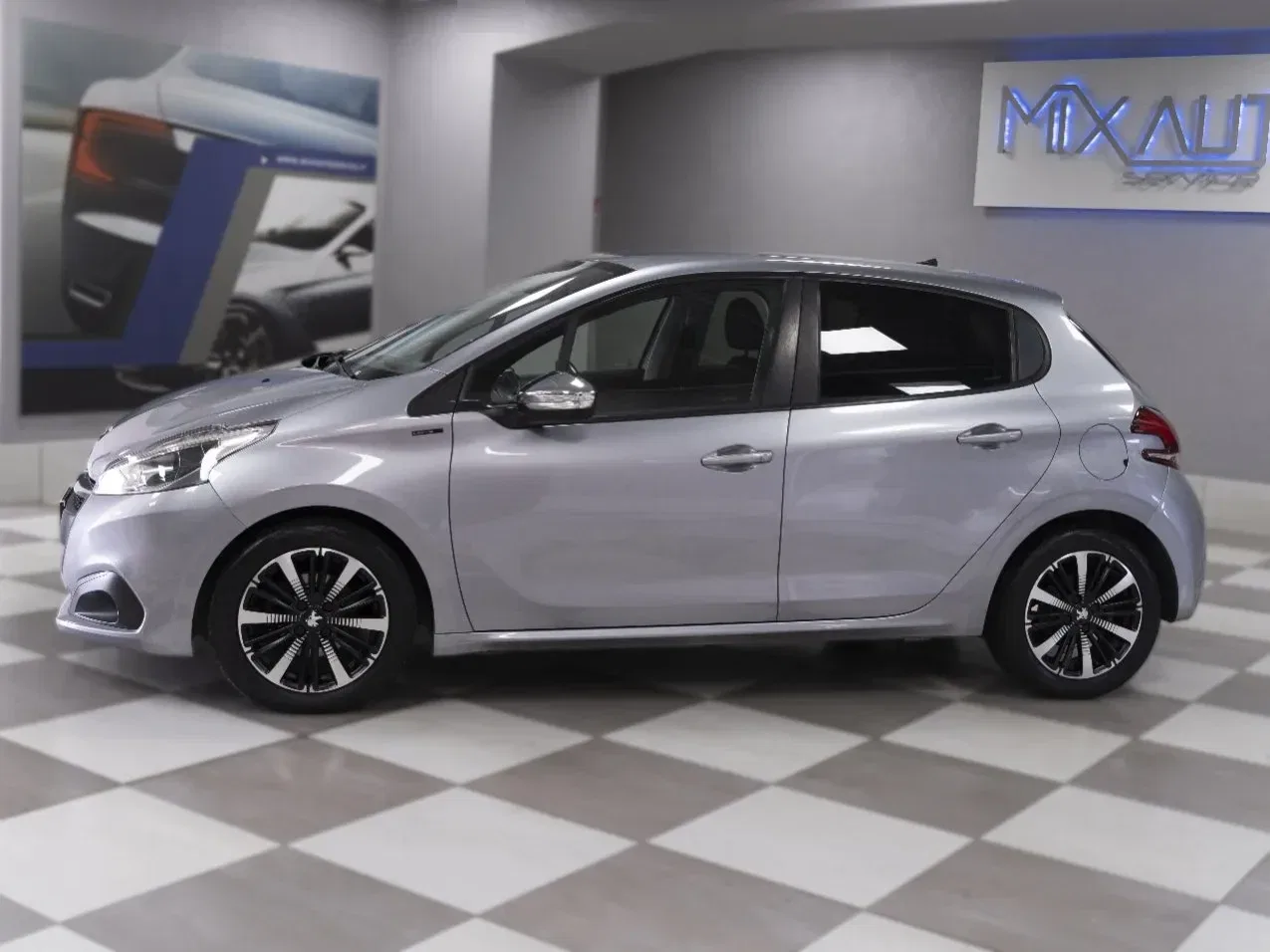 Peugeot 208 1.5 BlueHDI Signature 5 Porte S&S 100CV foto 3