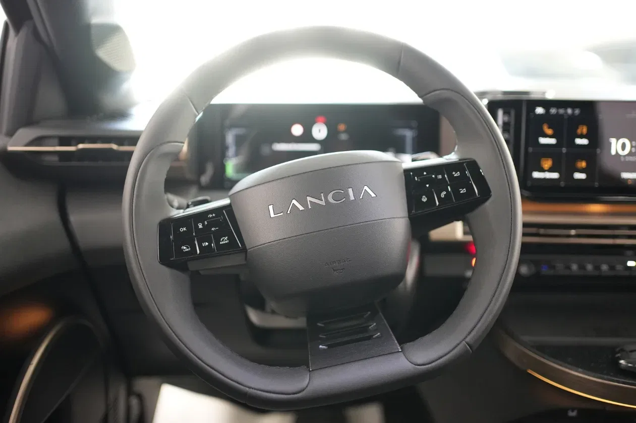 Lancia Ypsilon Hybrid e-DCT LX foto 13