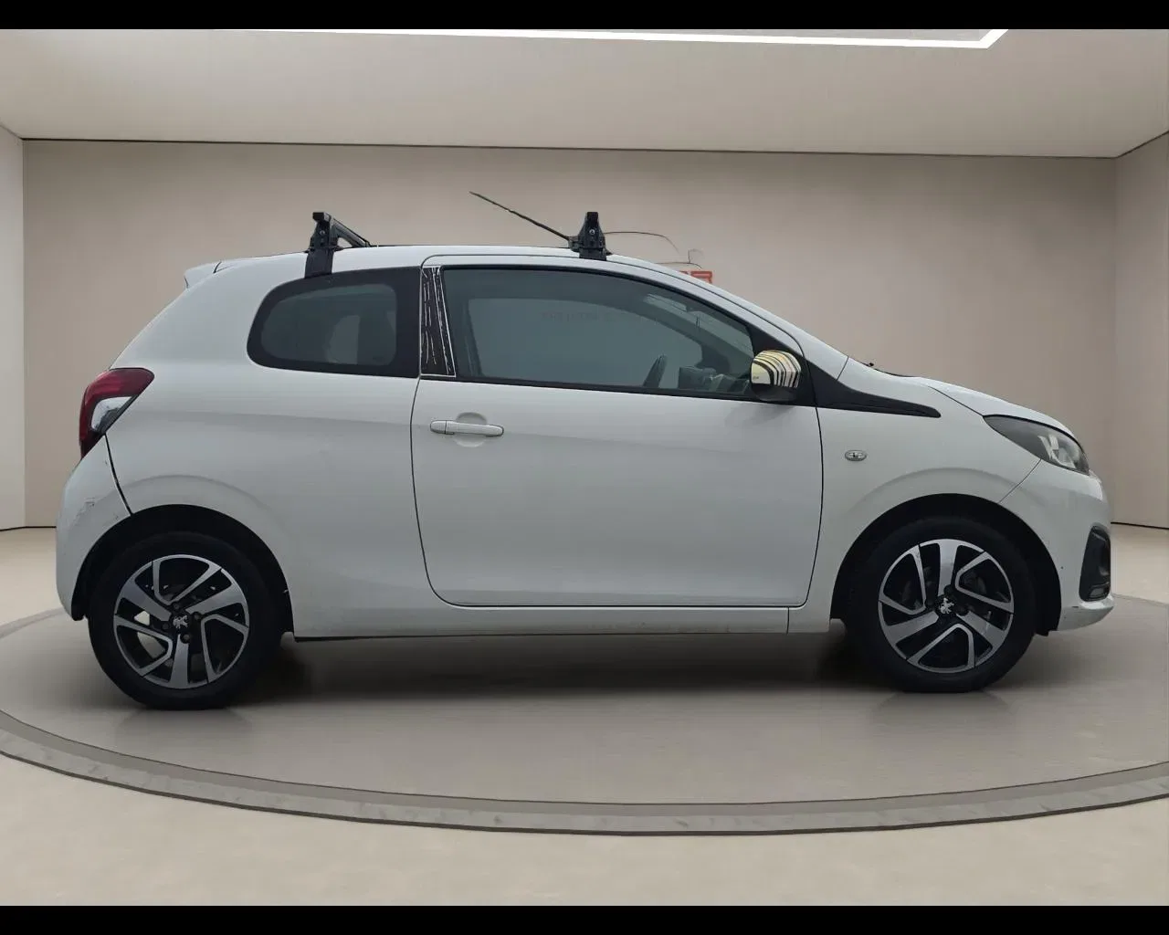 Peugeot 108 VTi 68 3 porte Allure foto 4