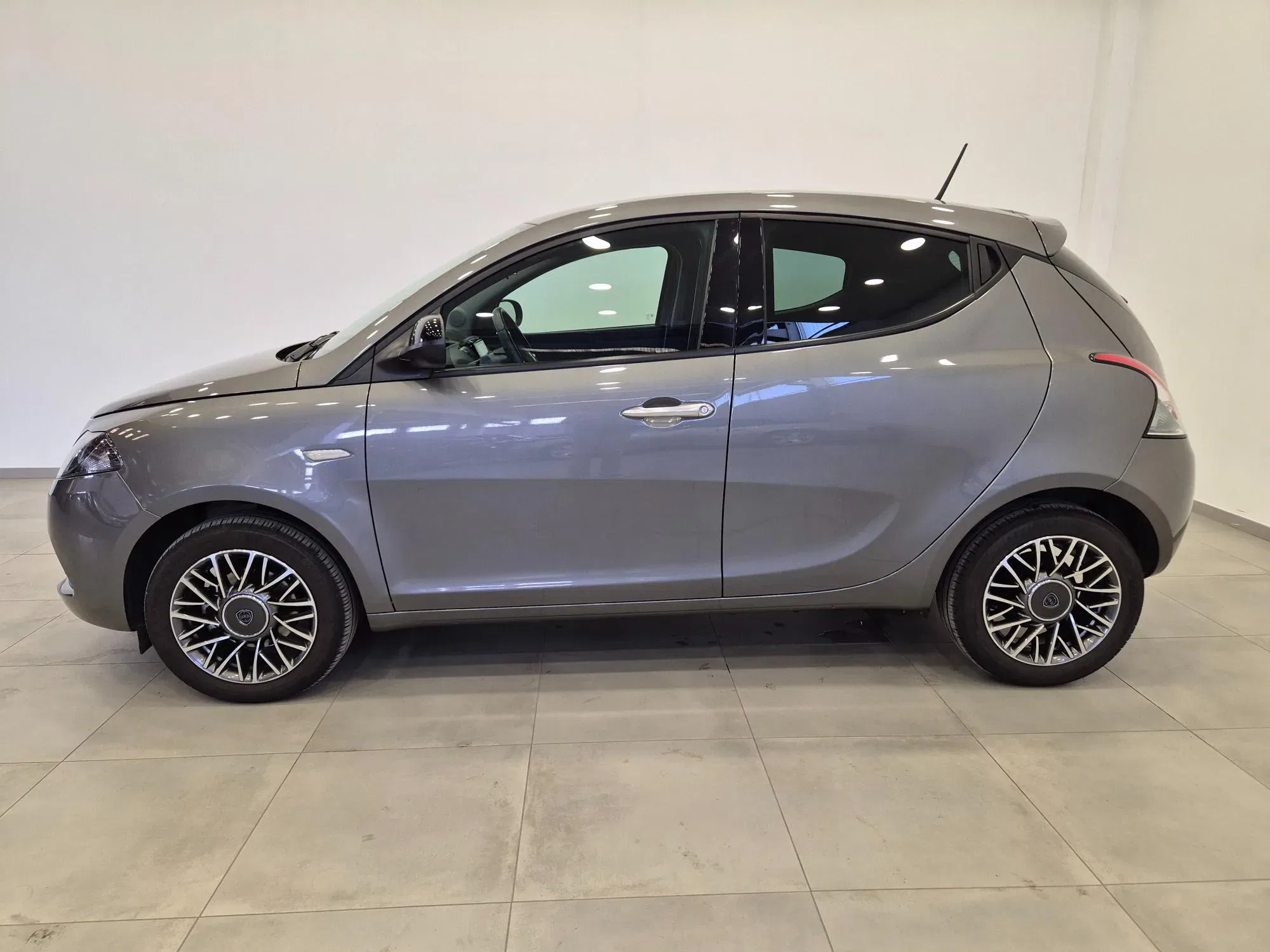 Lancia Ypsilon 1.0 hybrid Silver !! PREZZO REALE !! - NEOPATENTATI - Sens. Park. - Clima foto 3