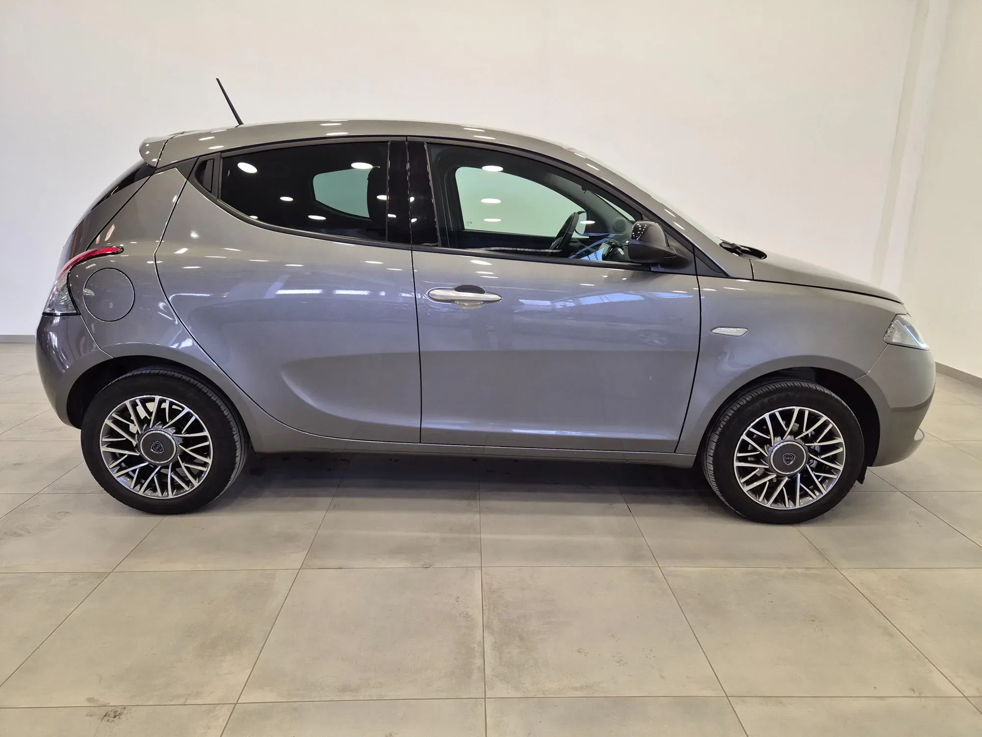 Lancia Ypsilon 1.0 hybrid Silver !! PREZZO REALE !! - NEOPATENTATI - Sens. Park. - Clima foto 6