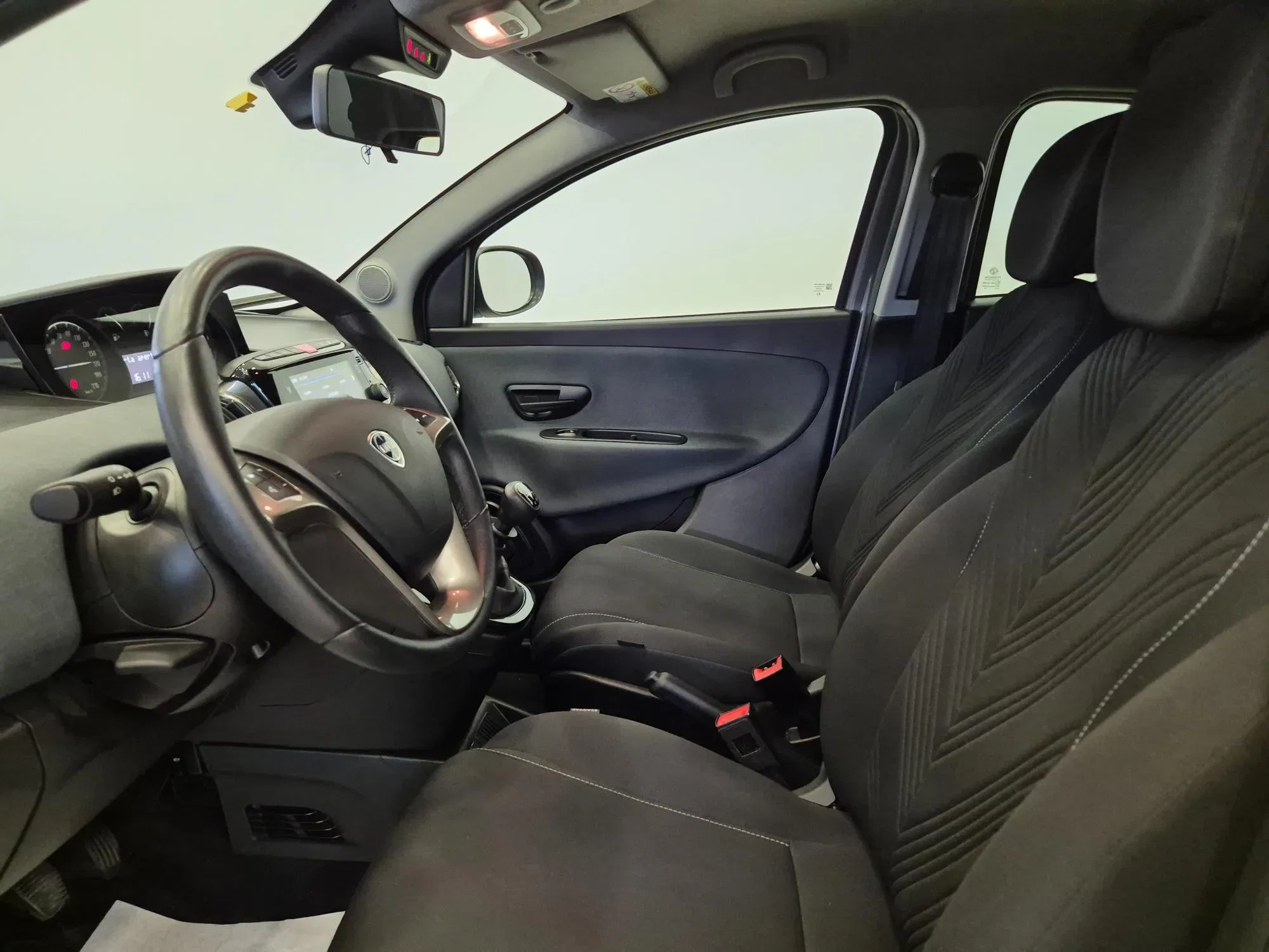Lancia Ypsilon 1.0 hybrid Silver !! PREZZO REALE !! - NEOPATENTATI - Sens. Park. - Clima foto 8