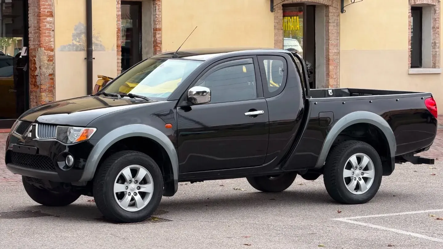 Mitsubishi L200 2.5 DI-D/167CV CLUB CAB INTENSE 4X4-CASSONE LUNGO-4 POSTI