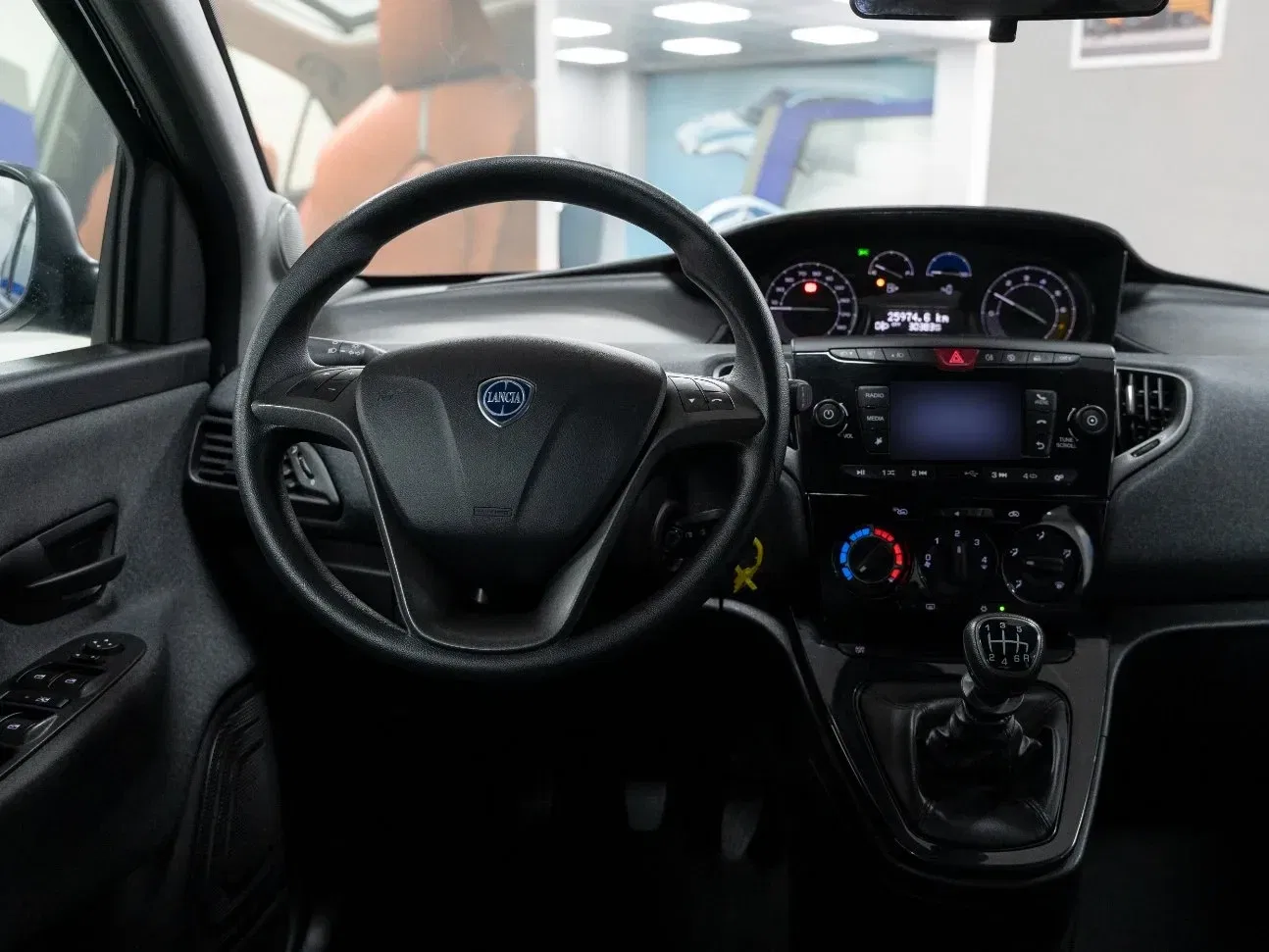 Lancia Ypsilon 1.0 Firefly Hybrid Silver 70CV 5 Porte foto 11