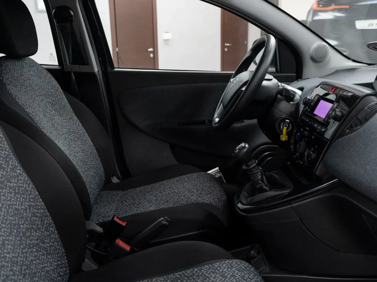 Lancia Ypsilon 1.0 Firefly Hybrid Silver 70CV 5 Porte foto 14