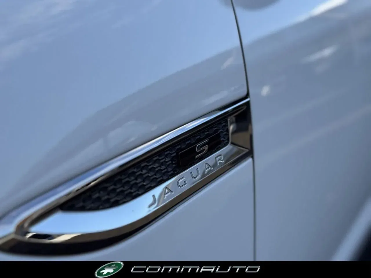 Jaguar E-Pace 2.0D 150 CV AWD aut. R-Dynamic S foto 9