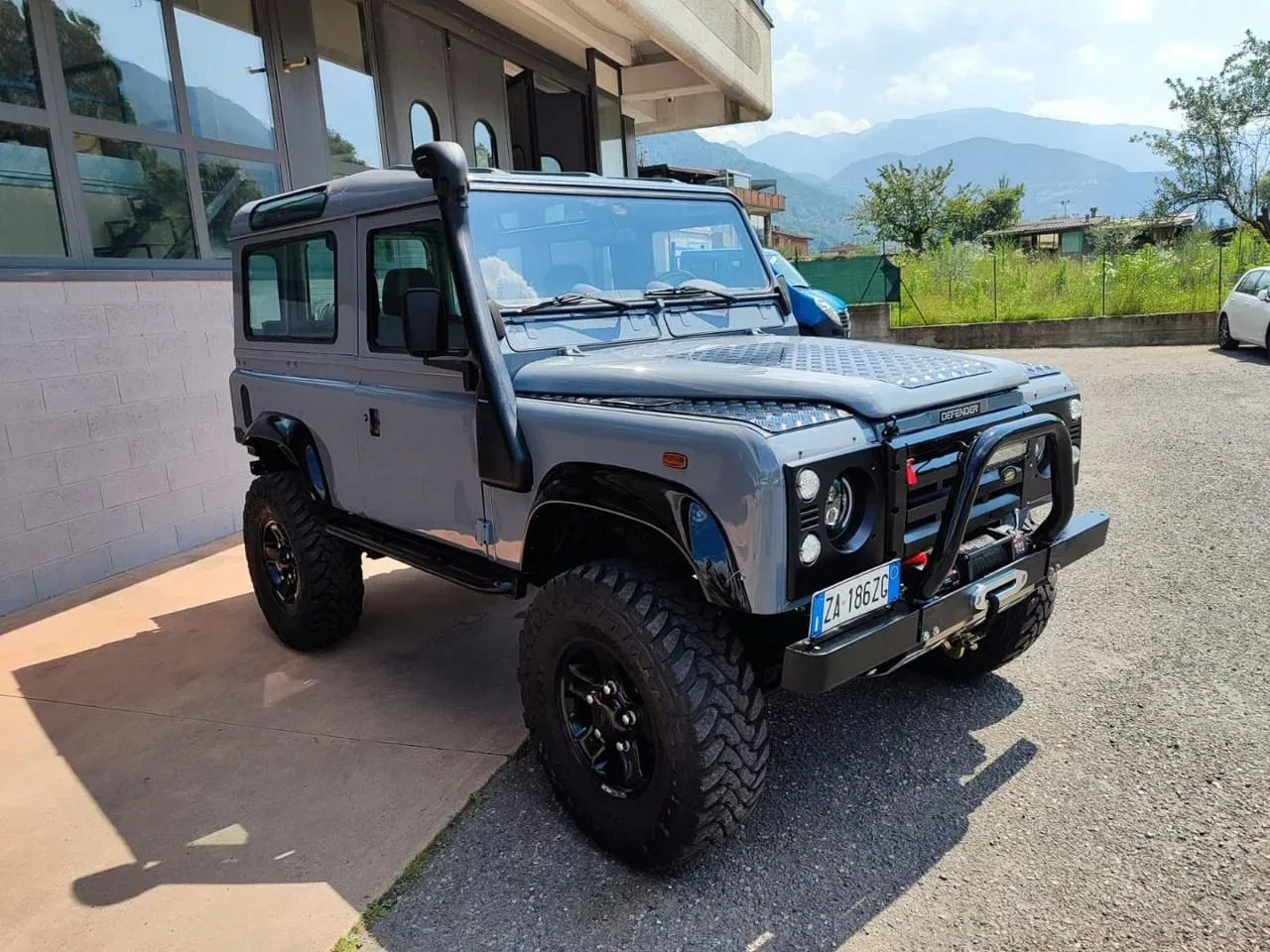 Land Rover Defender 3.9 182 CV DEVOURER OF LAND foto 2