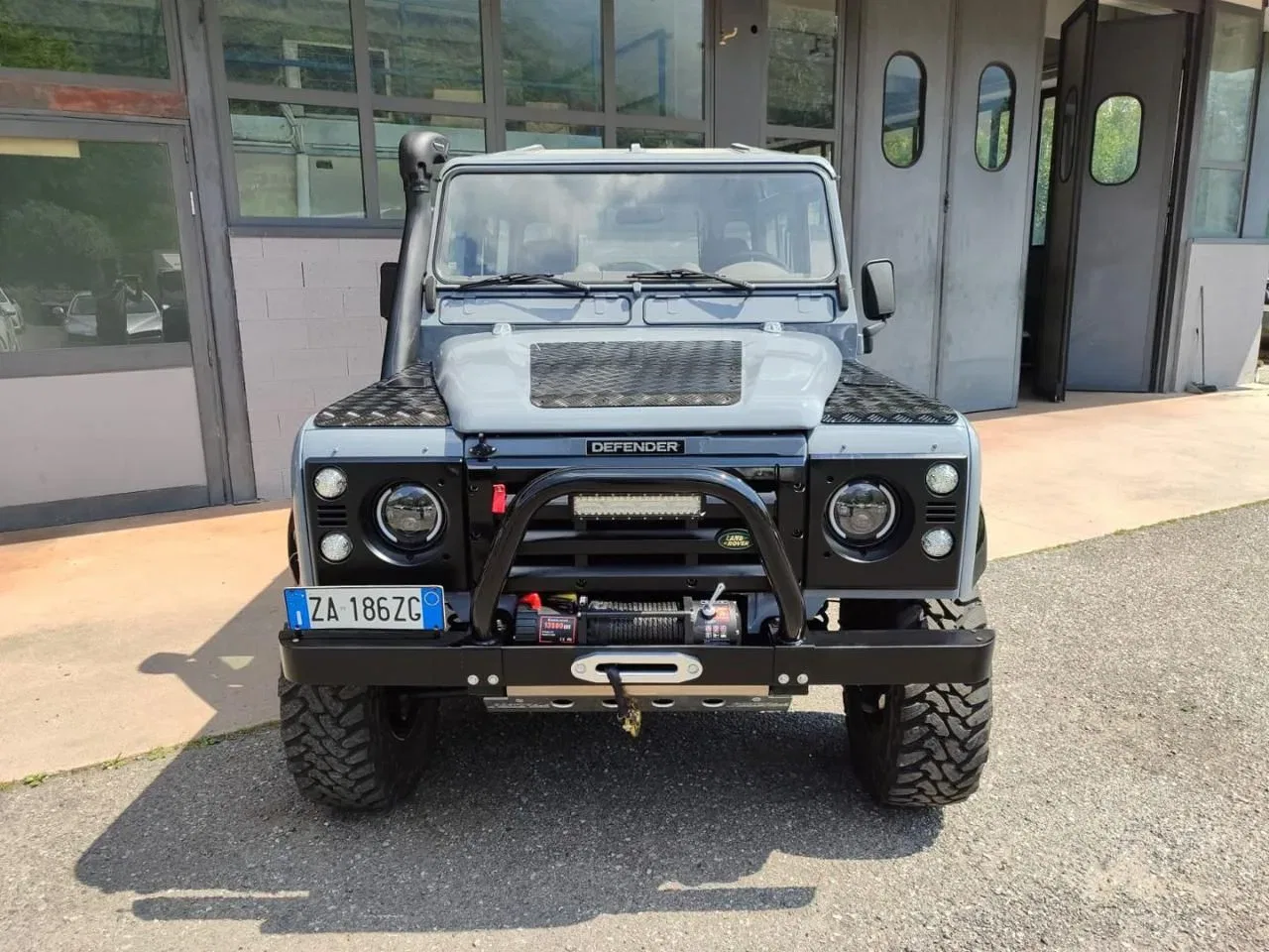 Land Rover Defender 3.9 182 CV DEVOURER OF LAND foto 3