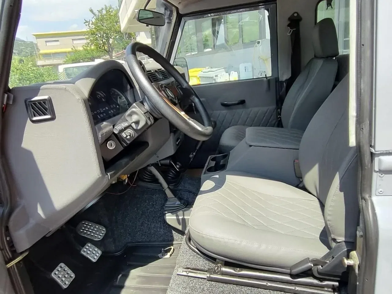 Land Rover Defender 3.9 182 CV DEVOURER OF LAND foto 8