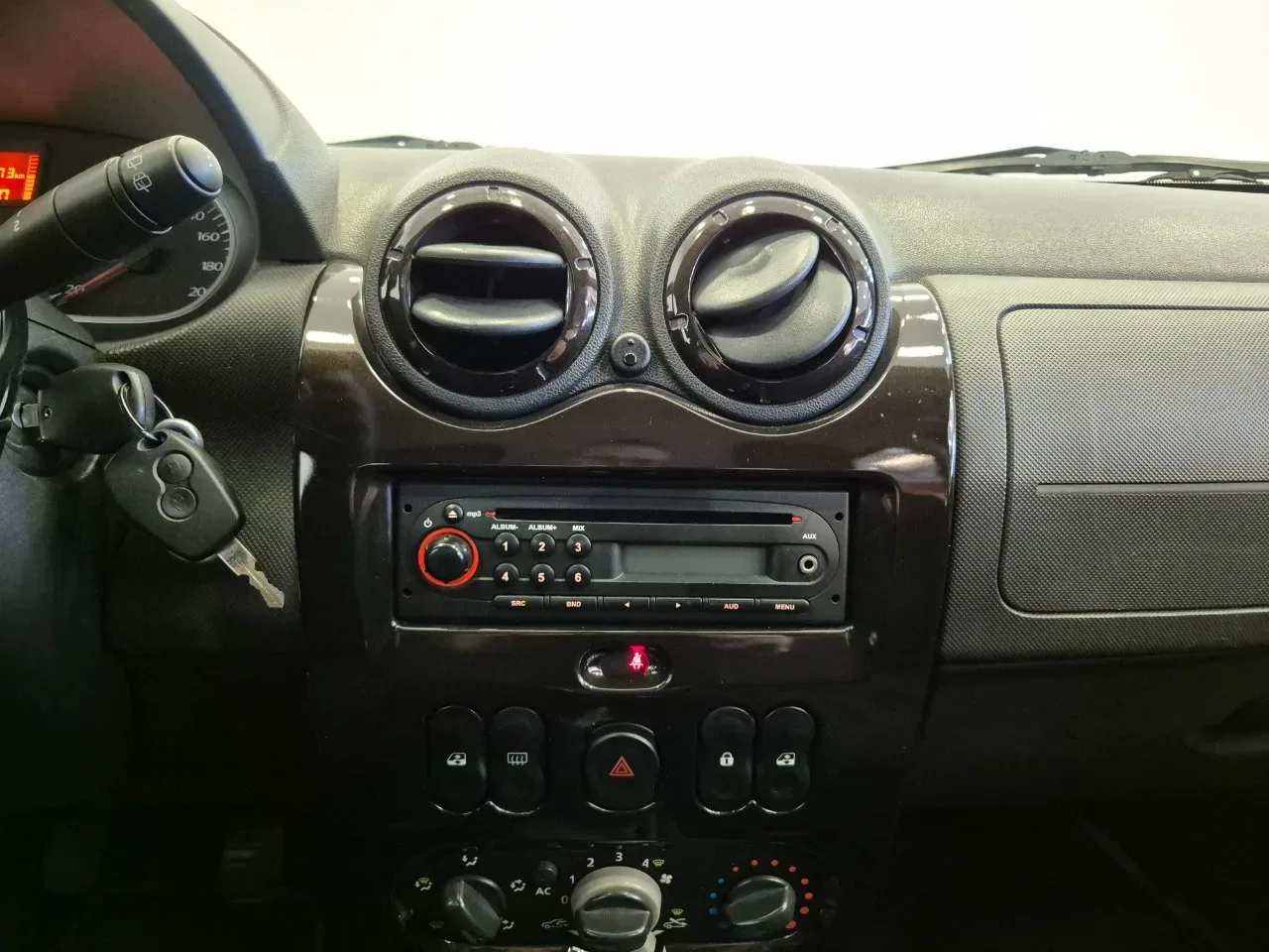 Dacia Duster 1.6 Ambiance 4x2 110cv - NEOPATENTATI - Clima - Radio Mp3 foto 17