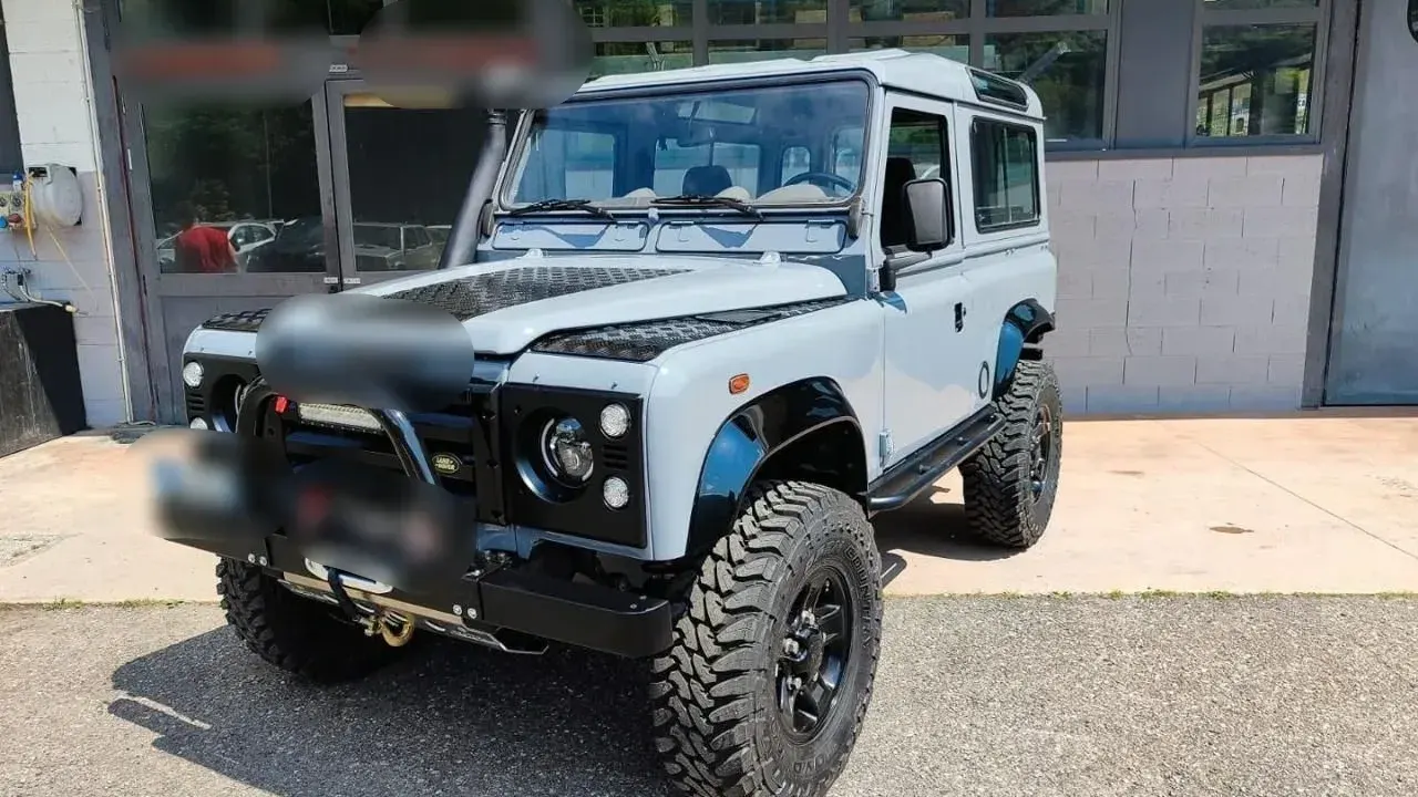 Land Rover Defender 3.9 182 CV DEVOURER OF LAND