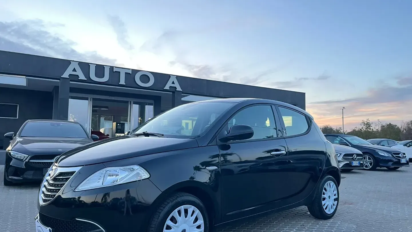 Lancia Ypsilon 1.2 69 CV 5p. S&S Silver