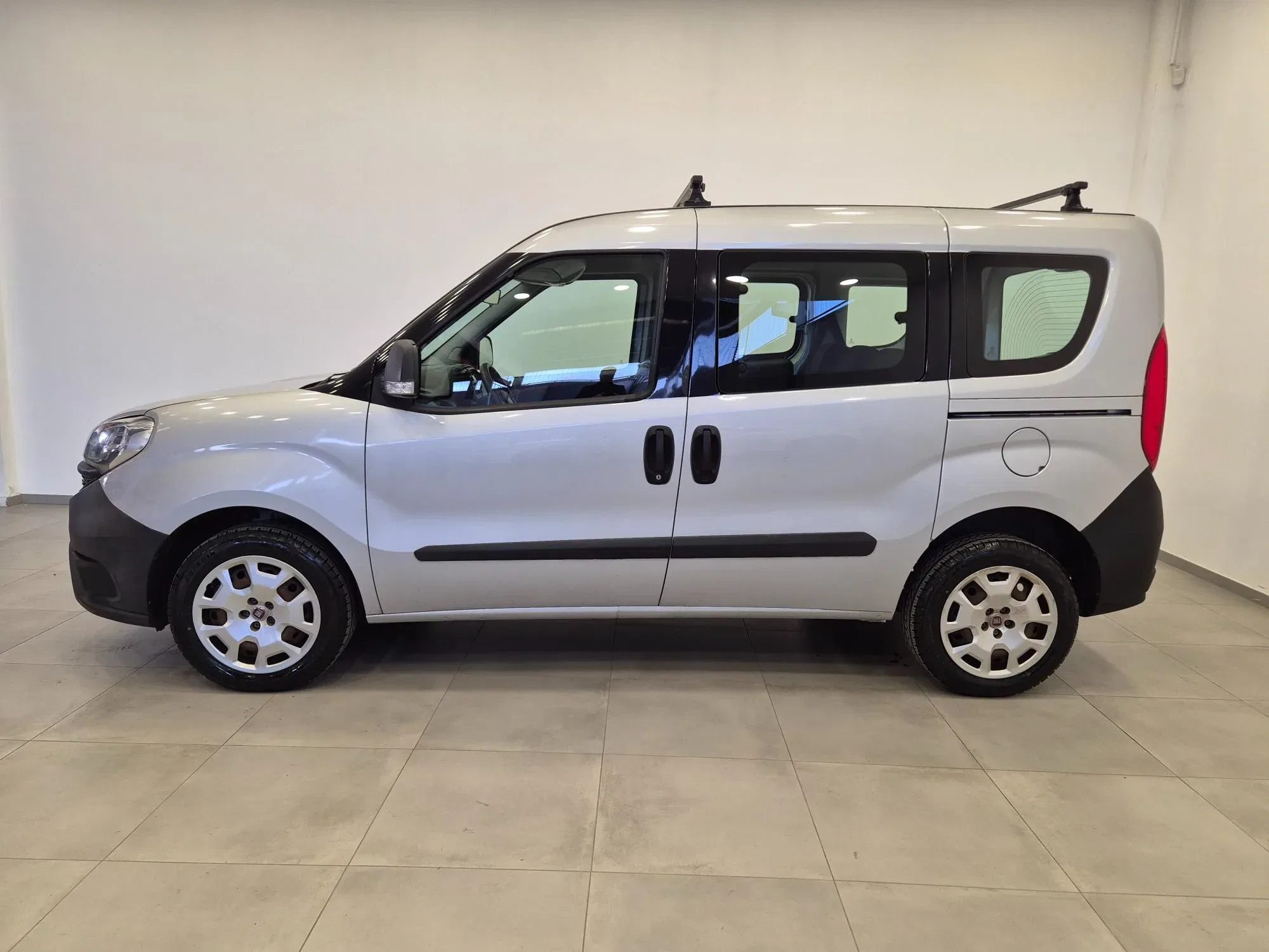 Fiat Doblo 1.4 16v Pop 95cv -NEOPATENTATI - UNIPROPRIETARIO - Sens. Park. foto 3