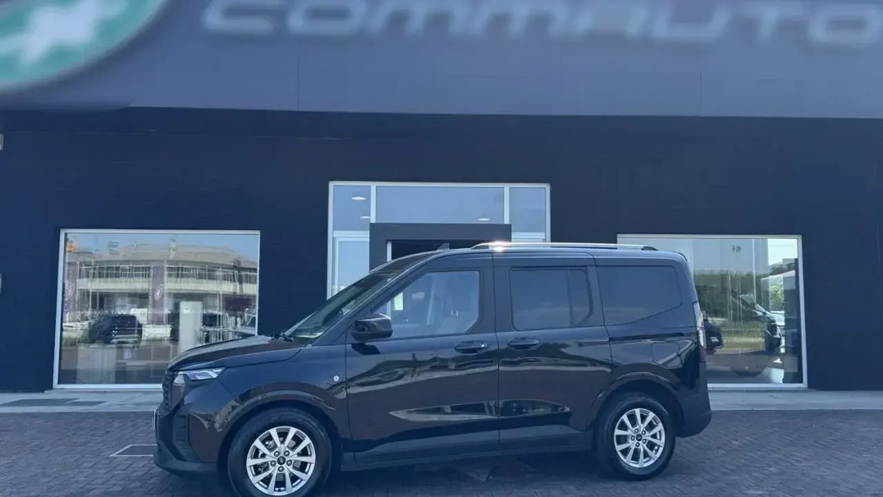 Ford Tourneo Courier 1.0 EcoBoost Titanium