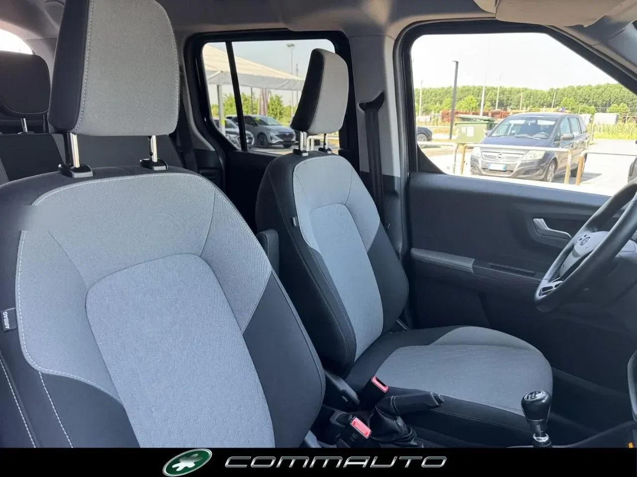 Ford Tourneo Courier 1.0 EcoBoost Titanium foto 24