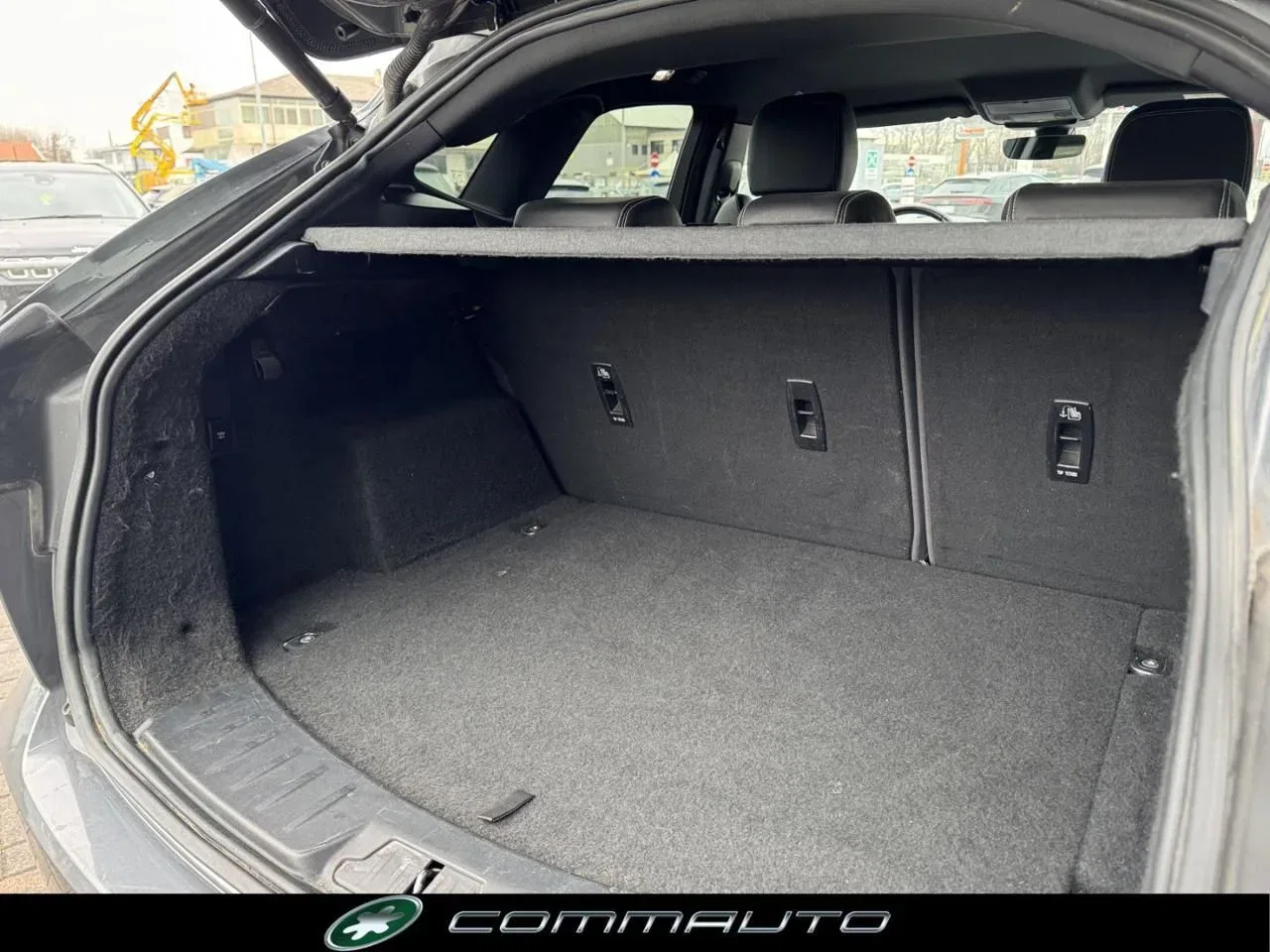 Jaguar E-Pace 2.0D 150 CV AWD aut. R-Dynamic S foto 28